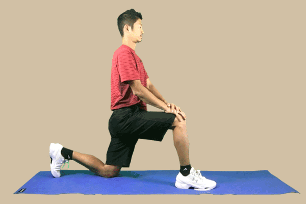 股関節の屈曲群のストレッチ：前方に体重を移動させて股関節の前方の筋肉屈曲群を伸ばす方法