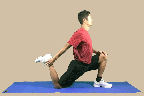ストレッチしている側の足首を掴み、膝を曲げて踵をお尻へと近づけ股関節の屈曲群を更にストレッチしていく