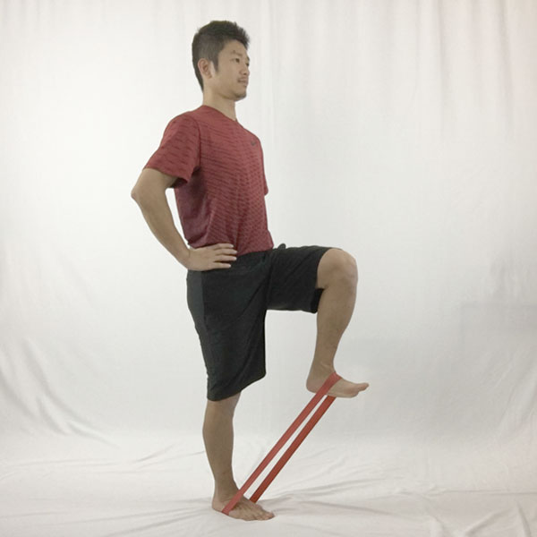立った状態でゴムチューブを付けてマーチングすることで腸腰筋を鍛えることが可能