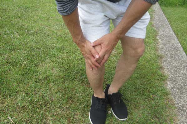 スクワットで膝や太ももに痛みを感じた時の対処法と筋肉痛の関係