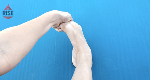 外反母趾の緩和に役立つ親指の屈曲→足首の内反