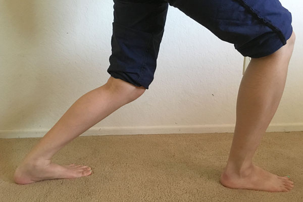 ヒラメ筋をストレッチ：膝を曲げることでヒラメ筋に効かせる